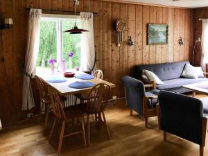 ein Wohnzimmer mit einem Tisch und einem Sofa in der Unterkunft Holiday home STRYN III in Stryn