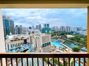 Sunway Resort Suite @ Sunway Pyramid Lagoon View في بيتالينغ جايا: إطلالة على المدينة من الشرفة