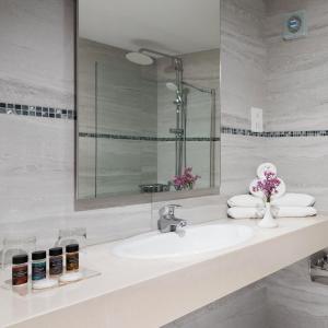 Koupelna v ubytování Mayfair Hotel