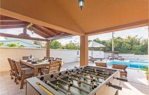 - miejsce do zabawy na świeżym powietrzu ze stołem do ping ponga w obiekcie Holiday Home Marcana 57 w mieście Marčana