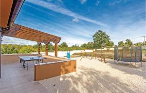 patio ze stołem do ping ponga i placem zabaw w obiekcie Holiday Home Marcana 57 w mieście Marčana