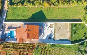widok na budynek w polu w obiekcie Holiday Home Marcana 57 w mieście Marčana +37 zdjęć