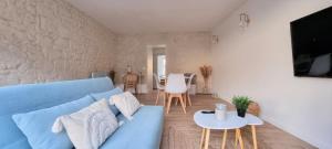 a living room with a blue couch and a table at Le P'tit Bohème, Terrasse privative. in Lanester