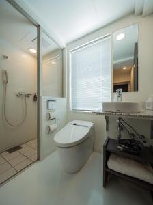 een badkamer met een toilet, een wastafel en een douche bij Ueno Hotel in Tokyo