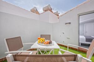 A seating area at iloftmalaga Mártires