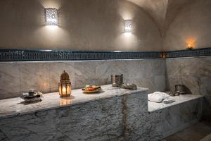 una stanza con un bancone e un cesto di frutta. di DWO Mira Palace ad Al-Ḥoseyma