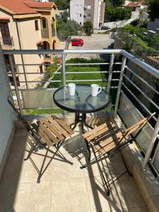 einen Terrassentisch und zwei Stühle auf dem Balkon in der Unterkunft Apartman Perovic in Kotor