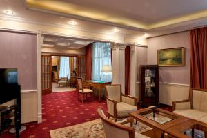 una sala de estar con un sofá y una mesa en Author Boutique Hotel (ex Golden Garden Boutique Hotel), en San Petersburgo