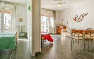 ein Wohnzimmer mit einem Tisch, Stühlen und einem Sofa in der Unterkunft 2 Bedroom Lovely Apartment In Igea Marina in Bellaria-Igea Marina