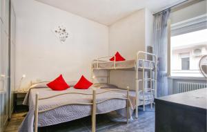 1 Schlafzimmer mit 2 Etagenbetten mit roten Kissen in der Unterkunft 2 Bedroom Lovely Apartment In Igea Marina in Bellaria-Igea Marina