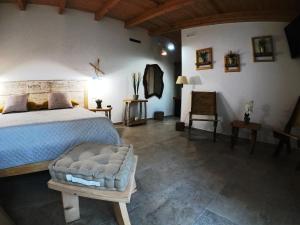 um quarto com uma cama, uma mesa e uma cadeira em B&B Les Chambres Rooms & Suite em Santa Teresa Gallura