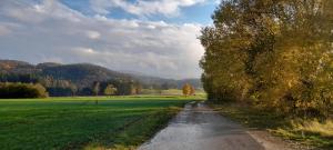 uma estrada de terra no meio de um campo em Ferienwohnung Patermann em Pommelsbrunn