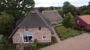 una vista aerea di una casa con tetto di HofGut Bockelkathen Apartment 3 a Lüdersburg