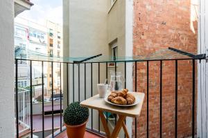 una mesa con un plato de pan en el balcón en Whisper-quiet Near Sagrada's Heart, en Barcelona