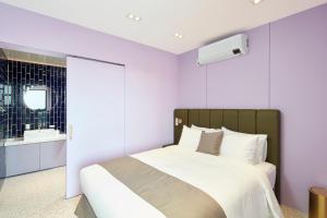Postel nebo postele na pokoji v ubytování Elren Hotel Jeju