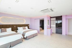 Postel nebo postele na pokoji v ubytování Elren Hotel Jeju