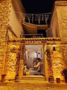 un magasin avec un panneau qui lit le surf keva dans l'établissement Leyla Suite, à Alaçatı