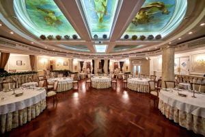 un salón de banquetes con mesas, sillas y techos en Author Boutique Hotel (ex Golden Garden Boutique Hotel), en San Petersburgo