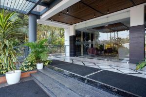 a house with a balcony with plants on it at Nexstay River Mouth International in Ferokh