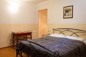 a bedroom with a bed and a wooden table at Il Vicolo de Ascesi in Assisi