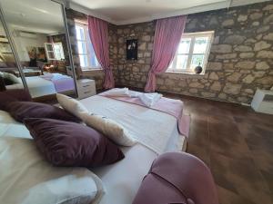 - une chambre avec 2 lits et un grand miroir dans l'établissement Leyla Suite, à Alaçatı