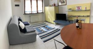 a living room with a couch and a table at Casa Luna - Airport in Pisa