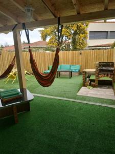 PancarにあるApartamentos Jardines de Llanesの裏庭(ハンモック、ベンチ、フェンス付)