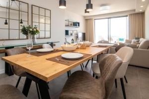 comedor con mesa de madera y sillas en Luxury apartment with stunning sea views, en Manilva