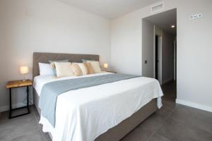 Postel nebo postele na pokoji v ubytování Luxury apartment stunning seaview BS 3104