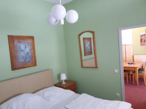 Ένα ή περισσότερα κρεβάτια σε δωμάτιο στο Erzgebirgsidyll Breitenbrunn Ferienwohnung