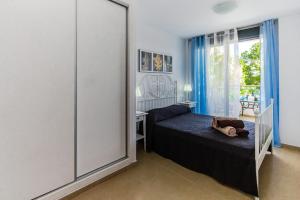 A bed or beds in a room at Faro de Garrucha