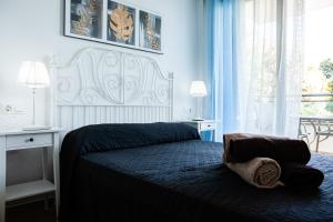 A bed or beds in a room at Faro de Garrucha