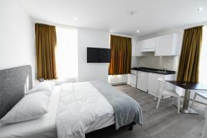 Postel nebo postele na pokoji v ubytování Hotel de France