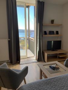 a living room with a view of a balcony at Einraumapartment mit Seeblickbalkon in Rheinsberg