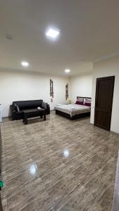 una grande camera con un letto e un divano di Hotel Hovit a Bagratashen