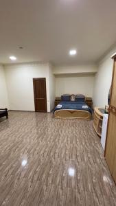 una camera con letto e pavimento in legno di Hotel Hovit a Bagratashen