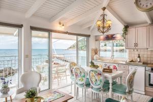 kuchnia z widokiem na ocean w obiekcie Dream House Efi w mieście Ravdhoúkha