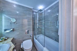 Un baño con ducha, inodoro y lavabo. en Author Boutique Hotel (ex Golden Garden Boutique Hotel), en San Petersburgo