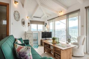 salon z kanapą i stołem w obiekcie Dream House Efi w mieście Ravdhoúkha