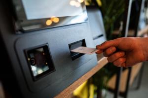 una mano está sosteniendo una tarjeta en una máquina de billetes en Dublin One, en Dublín