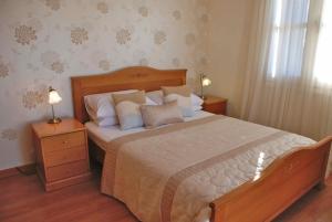 เตียงในห้องที่ Villa Nefeli - charming townhouse in the heart of Aphrodite Hills Resort