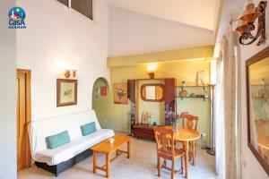 Sala de estar con cama y mesa en Apartamentos El Castell Casa Azahar, en Alcossebre