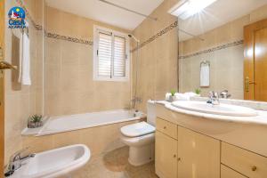 Łazienka w obiekcie Apartamentos El Castell Casa Azahar