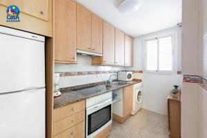 Kuchnia lub aneks kuchenny w obiekcie Apartamentos El Castell Casa Azahar