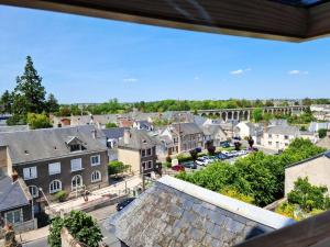 uma vista para uma cidade a partir do telhado de uma casa em Appartement d'une chambre avec wifi a Beaugency em Beaugency