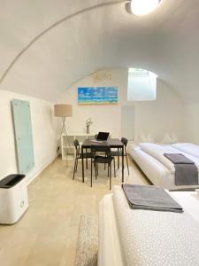 1 dormitorio con mesa, 1 cama y comedor en Cozy Flat near City Center - Souterrain - Limited Free Parking, en Innsbruck