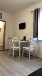 jadalnia ze stołem, krzesłami i telewizorem w obiekcie Apartment Happy 11 w Pradze