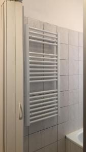 - szklane drzwi do prysznica w łazience z umywalką w obiekcie Apartment Happy 11 w Pradze