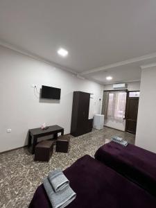 una camera d'albergo con due letti e una televisione di Hotel Hovit a Bagratashen