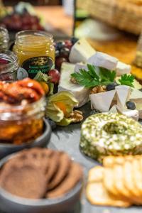 une table contenant de nombreux types de denrées alimentaires différents dans l'établissement Residenz Hotel Detmold, à Detmold